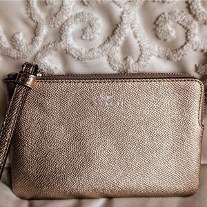 COACH Corner Zip Wristlet Metallic crossgrain leather RARE color- Rose Gold